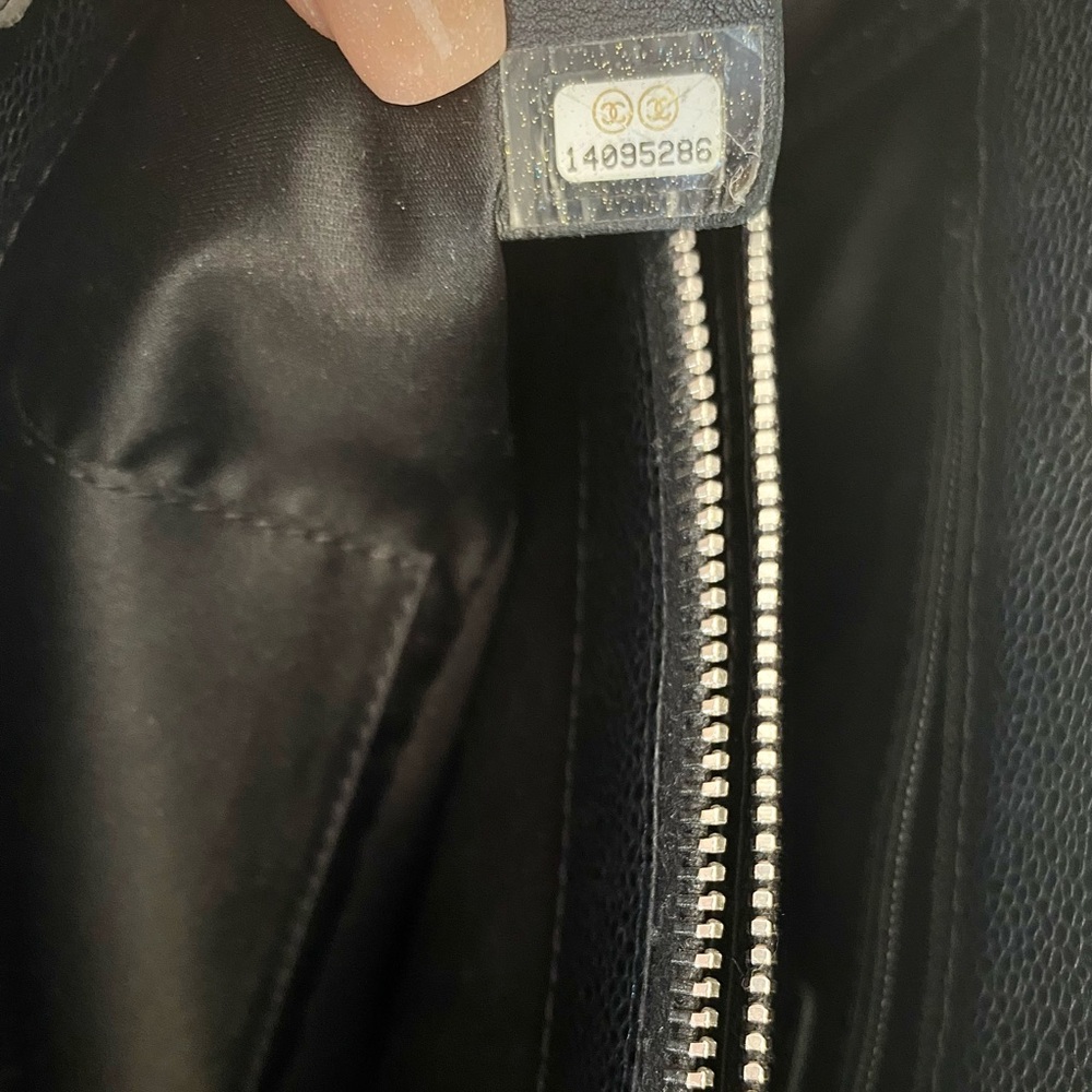 𝐂𝐇𝐀𝐍𝐄𝐋 Black Quilted Caviar Grand Shopping Tote - Picture 9 of 16